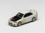MOTORHELIX 1:64 Mitsubishi Lancer Evolution lV Muddy Version with Rally Light M64015