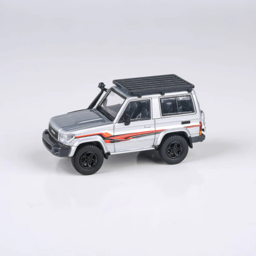 PARA64 1:64 2014 Toyota Land Cruiser 71 SWB  Silver