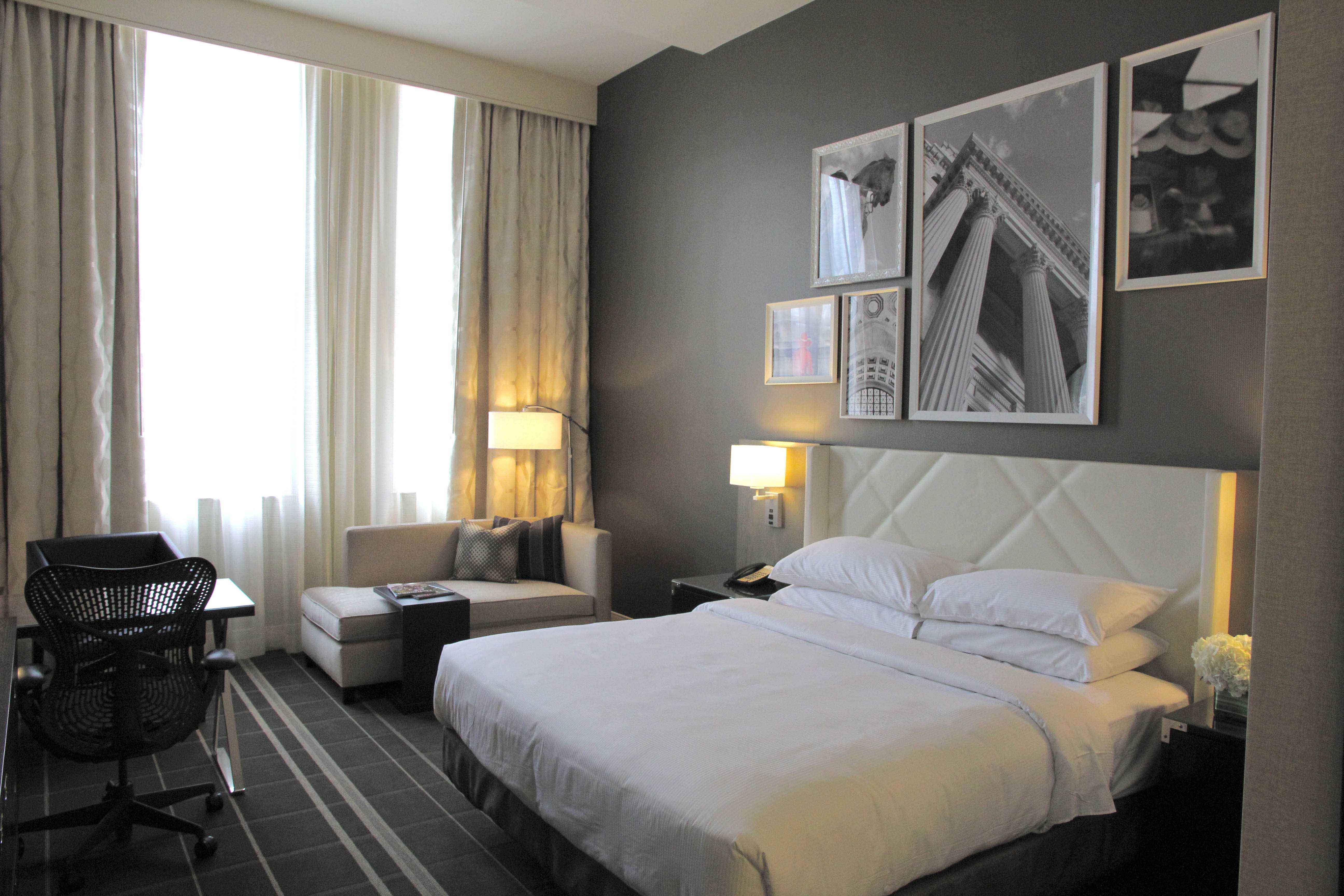 Use Picture Frames to Create the Sophisticated Look your Hotel Room