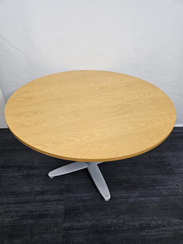 Kinnarps Cherry Oak Round Table 1100 x 1100 (05D-DF8-969) Kinnarps Cherry Oak Round Table 1100 x 1100 (05D-DF8-969)