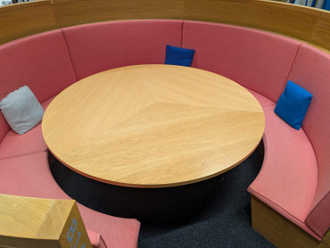 Oak Large Round Table (7D4-B36-253)