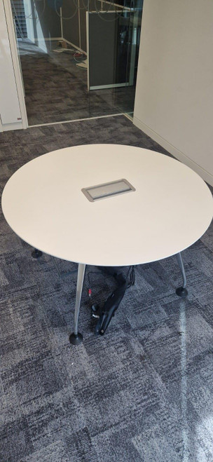 White Round Table (34A-B68-D2E)