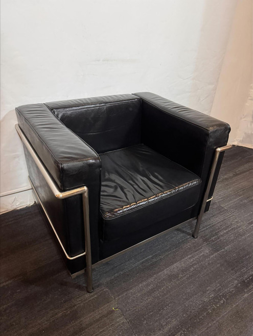 Replica Le Corbusier Black Leather Arm Chair (846-0C1-477)