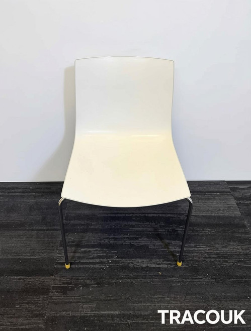 Arper White Stackable Chair (1A4-CDD-77A)