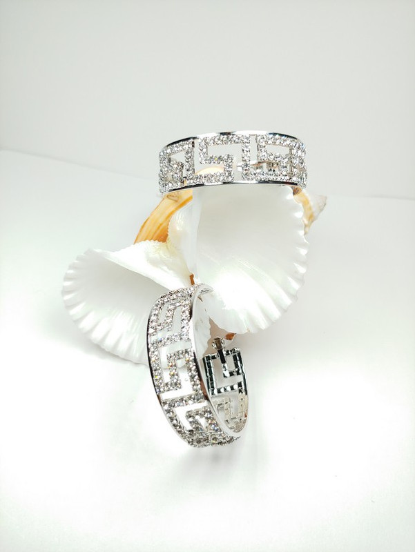 Sparkling Queen Hoop Earrings