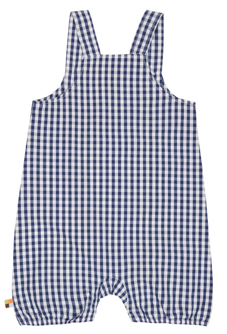 Kurze Latzhose in Vichy-Karo. Träger mit Holzknöpfen. Logo Etikett mit Fähnchen an der Seitennaht. Lout+Proud ultramarin