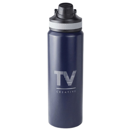 A drink bottle in navy blue featuring a grey lid and a logo on the front. Double wall design, 800ml capacity.