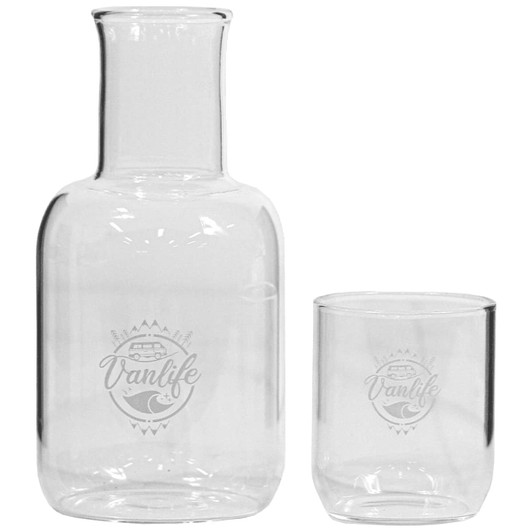A glass carafe and cup set in clear glass, featuring a logo on both pieces. The carafe holds 850ml.