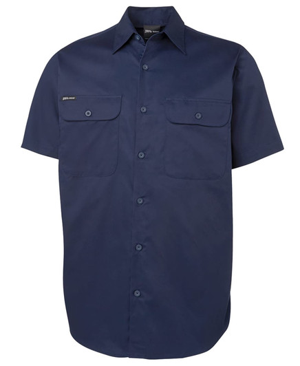 A navy short-sleeve work shirt with two front pockets and a logo. Suitable for workwear purposes.
