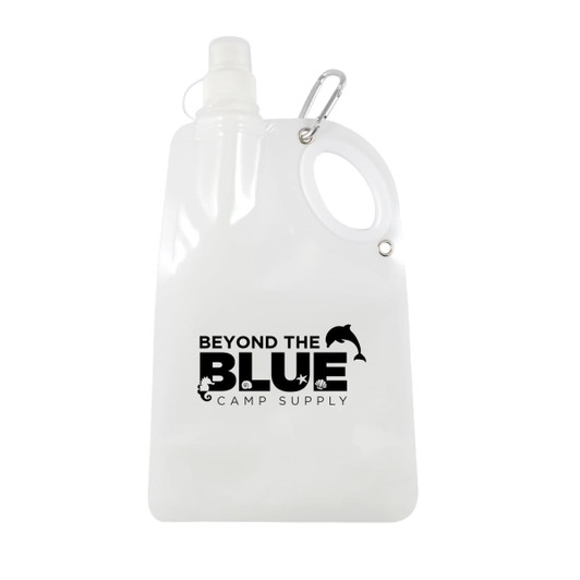 A drink bottle in clear plastic with a handle, featuring a logo and a spout for easy pouring.