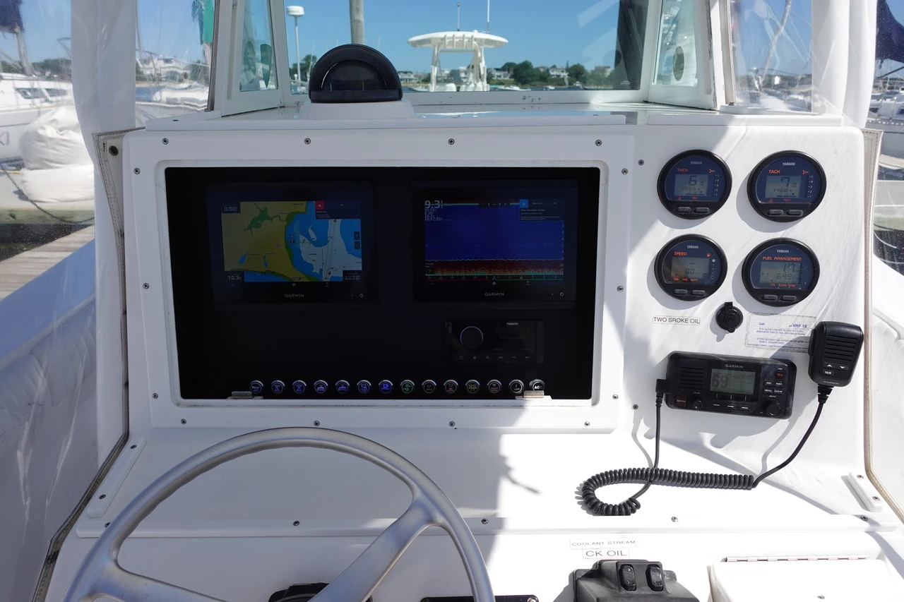 2004 Regulator 32 FS (Forward Seating)