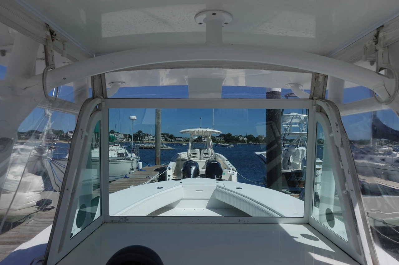 2004 Regulator 32 FS (Forward Seating)