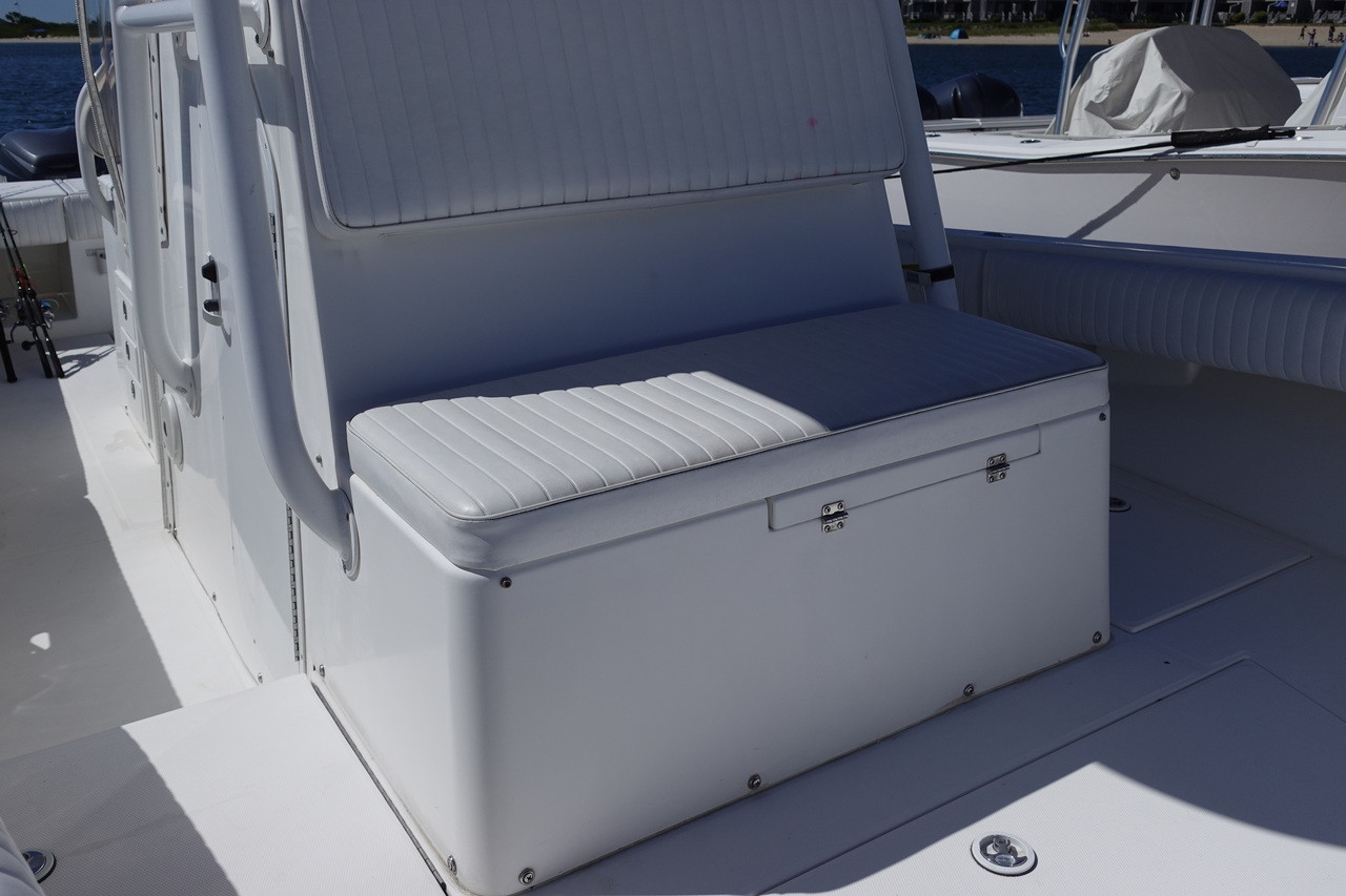 2004 Regulator 32 FS (Forward Seating)