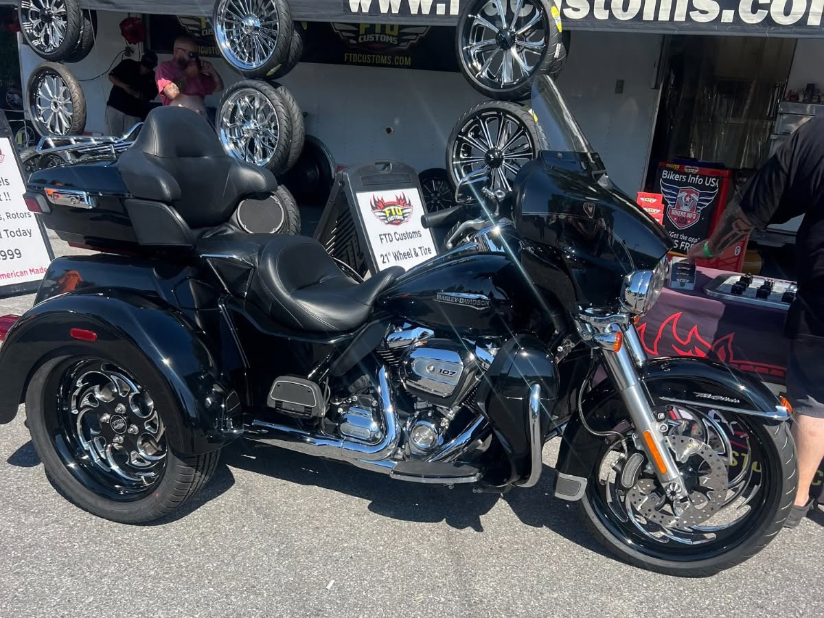 Harley Davidson Black Contrast Tri Glide and Freewheeler Wheels - Predator