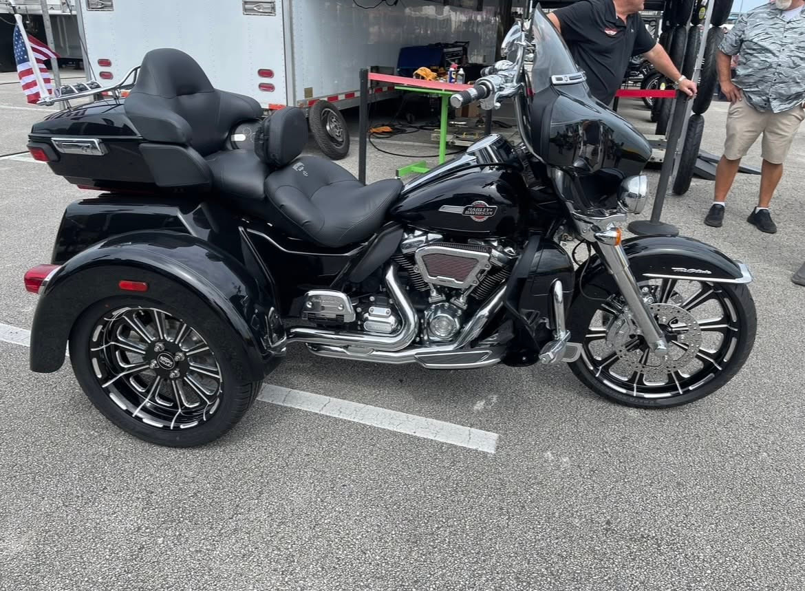 Harley Davidson Black Contrast Tri Glide and Freewherlock Wheels - Redemption