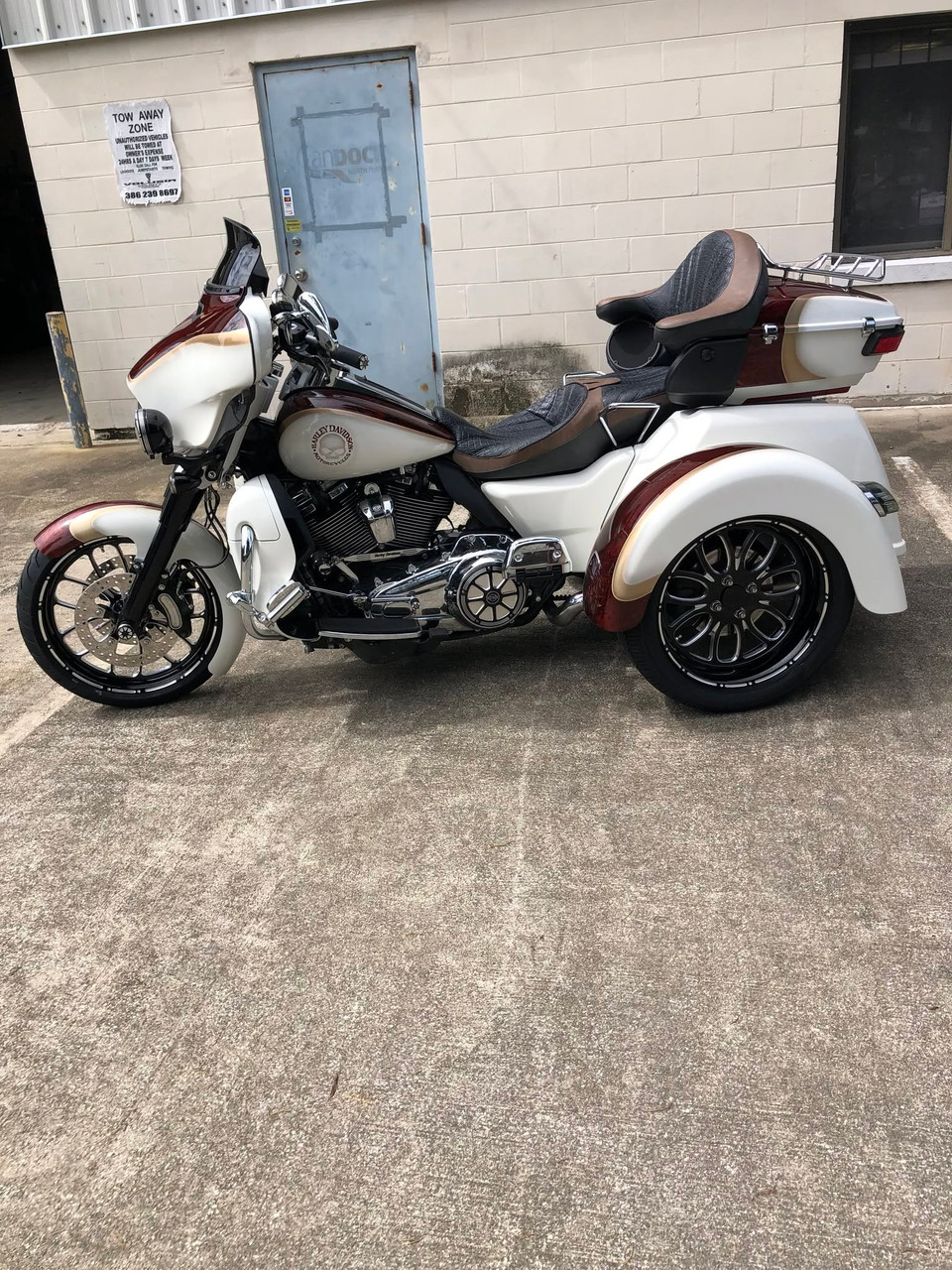 Harley Davidson Black Contrast Tri Glide and Freewherlock Wheels - Viper