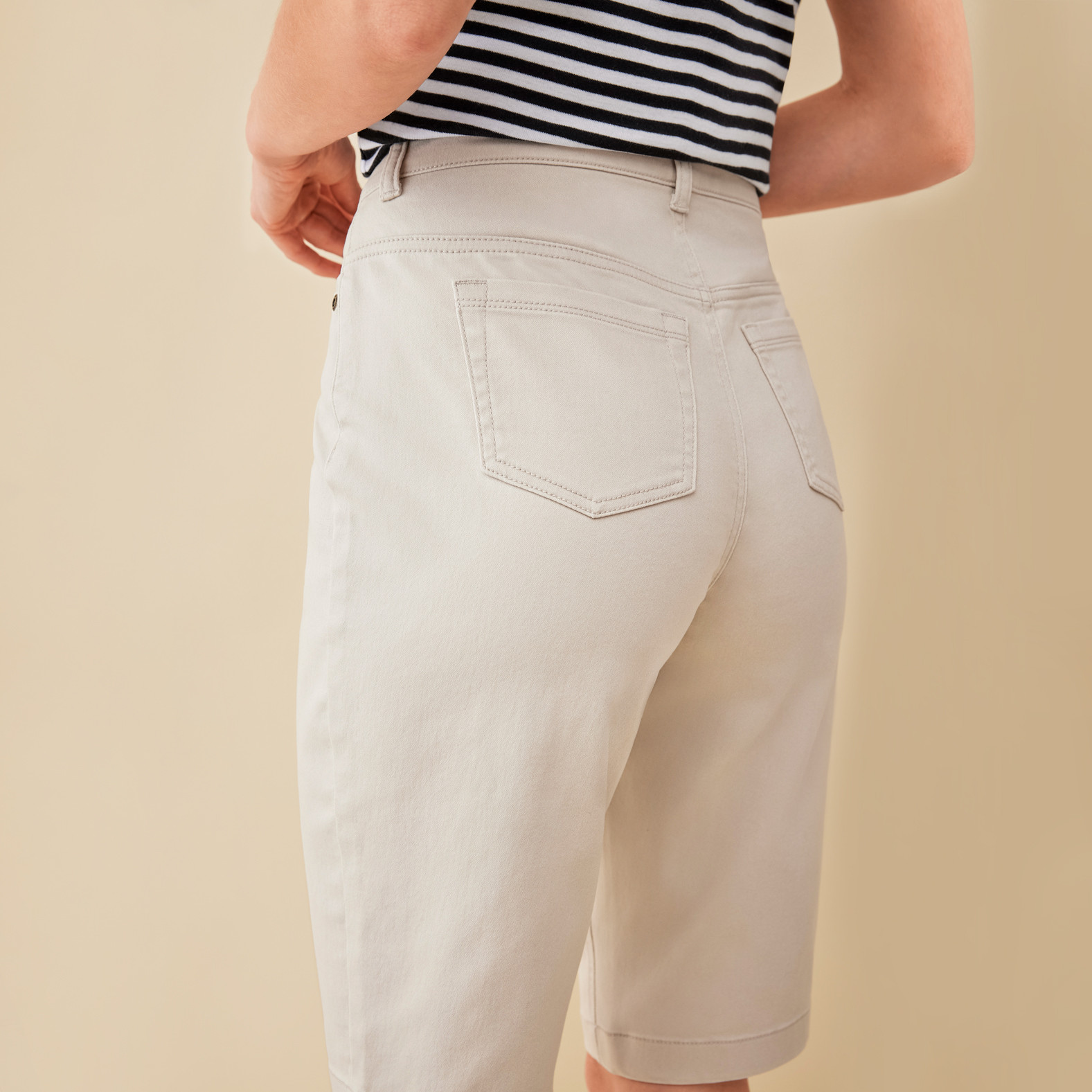 Curvy Essential Bermuda Shorts Close Up