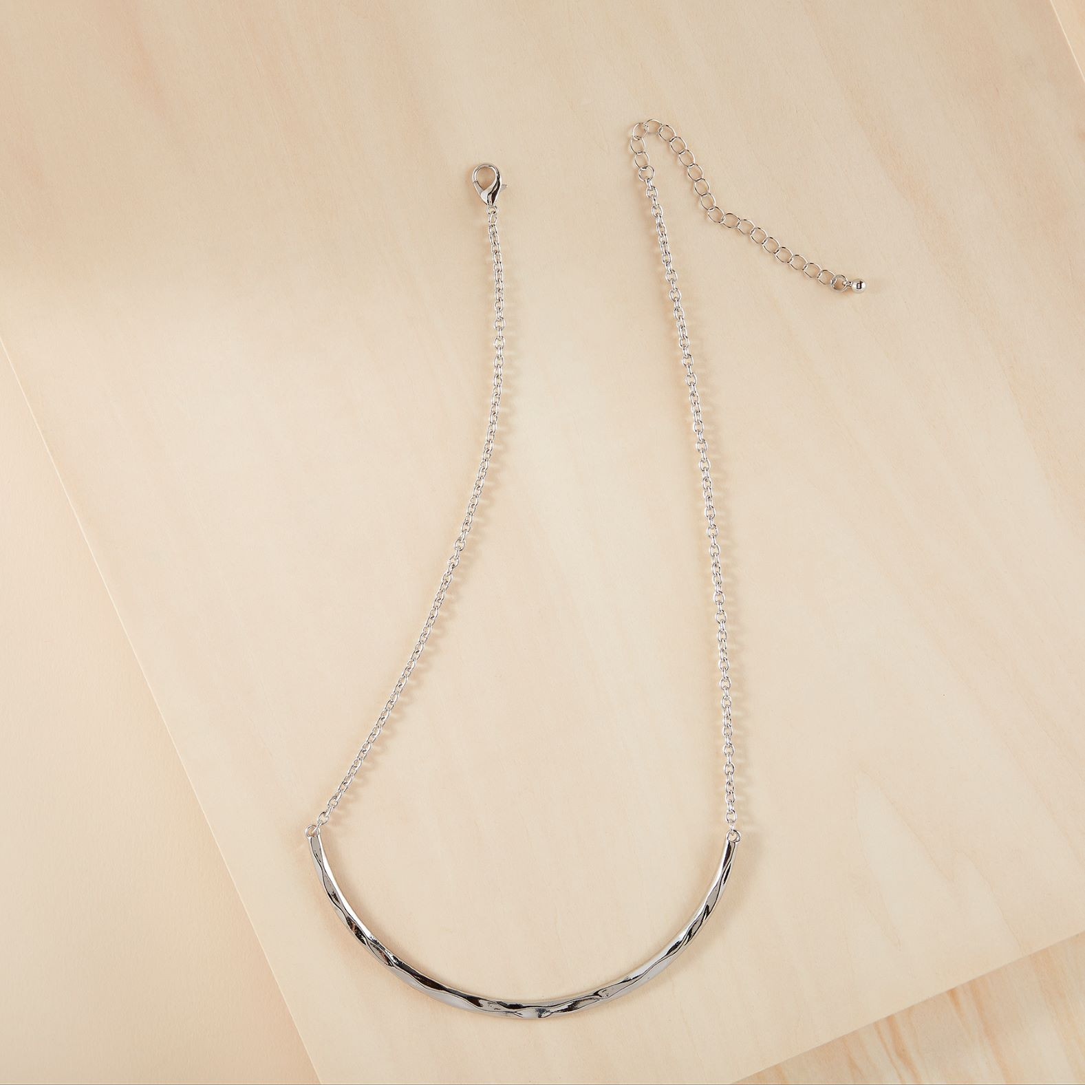 Curved Hammered Bar Short Necklace