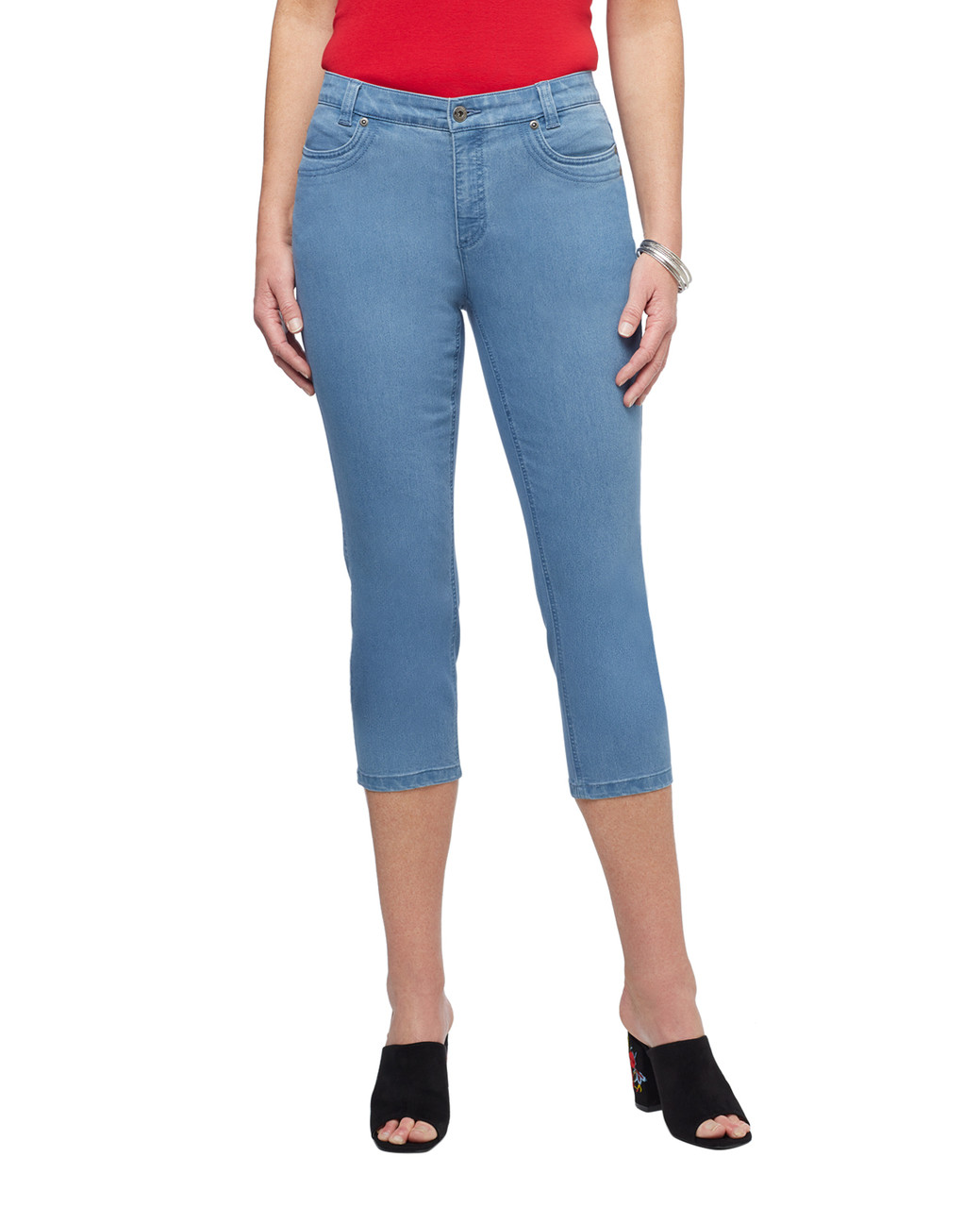 Women's light wash denim rivet cropped pants.