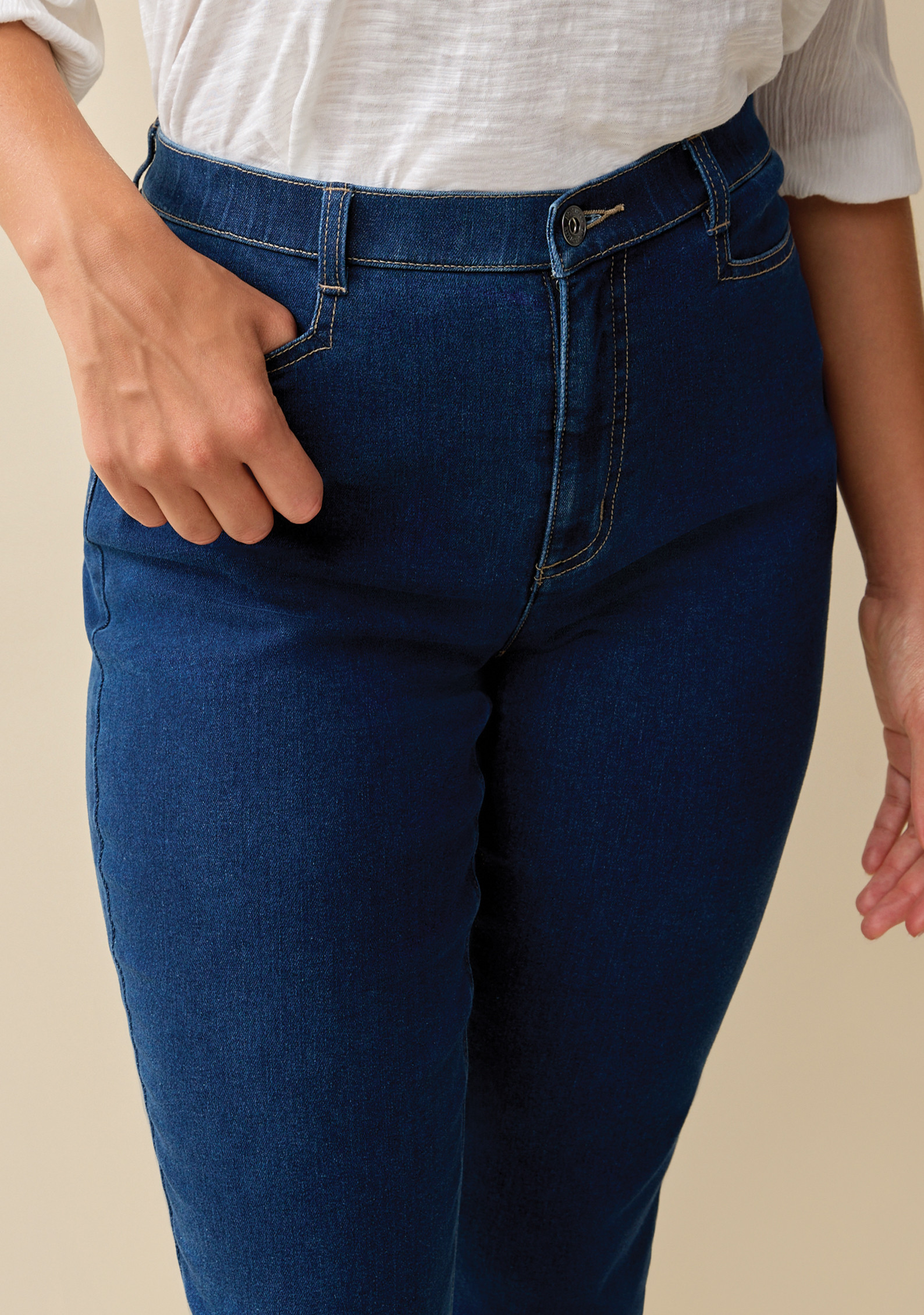 Curvy Essential Jean - Medium Wash Close up