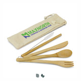 A bamboo cutlery set in a natural-coloured pouch, featuring a fork, spoon, knife, and a cleaning brush. A bamboo cutlery set in a natural-coloured pouch, featuring a fork, spoon, knife, and a cleaning brush.