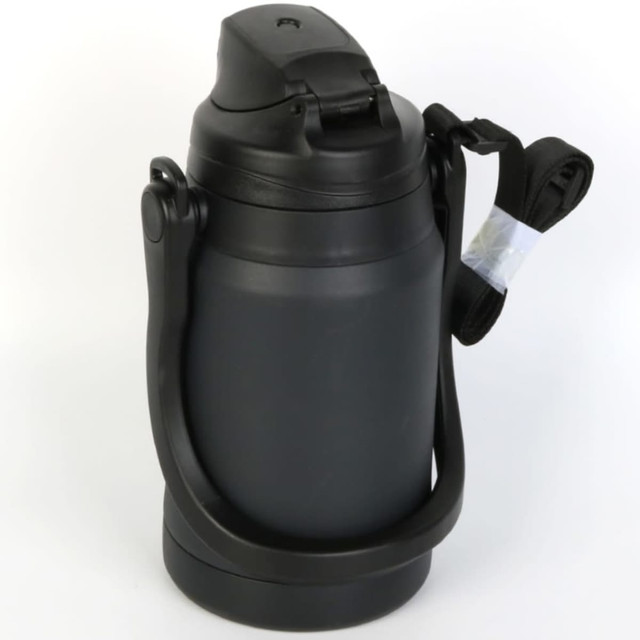 A drink bottle in matte black with a handle and a secure lid, featuring a removable strap. A drink bottle in matte black with a handle and a secure lid, featuring a removable strap.