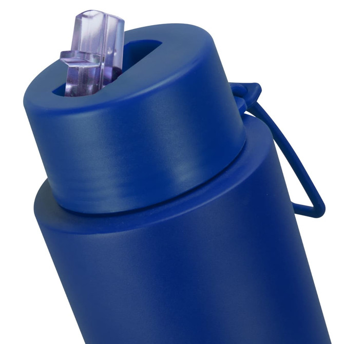 A drink bottle in navy blue featuring a flip-top lid and a handle, showcasing a sleek design and a branding logo.