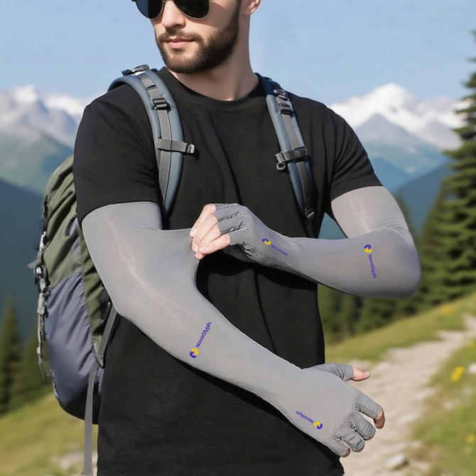 Fingerless gloves in light grey, featuring a logo, suitable for sun protection, worn by a man outdoors with a backpack.