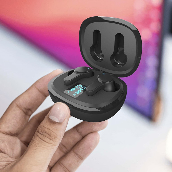 A person's hand holding black Prixton TWS159 ENC and ANC earbuds in their charging case.