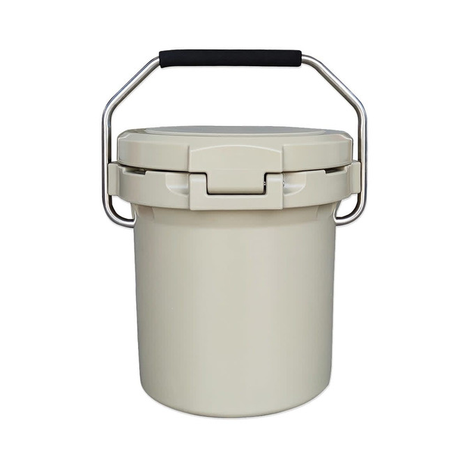 An ice bucket in cream colour with a stainless steel handle and a tight-sealing lid. It has a logo on the surface.