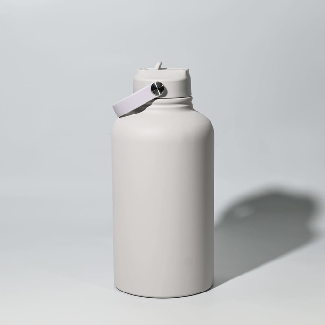 A drink bottle in a light grey colour with a handle and a lid, featuring a logo on the side.