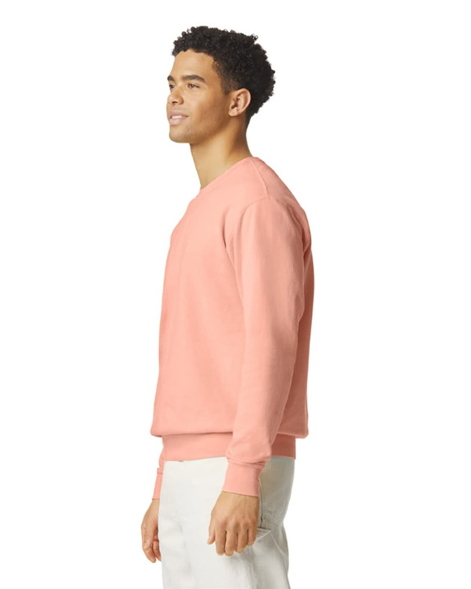 A lightweight crewneck sweatshirt in a soft coral colour, featuring a simple design and a logo.