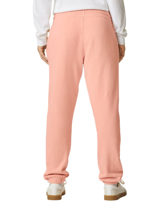 Lightweight sweatpants in peach, featuring an elastic waistband and a logo on the back.