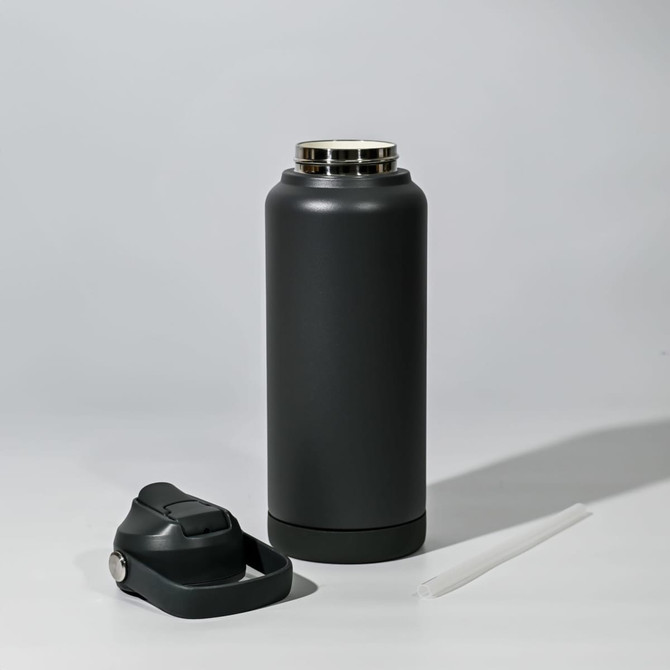 A drink bottle in matte black with a silver rim, featuring a detachable lid and a straw.