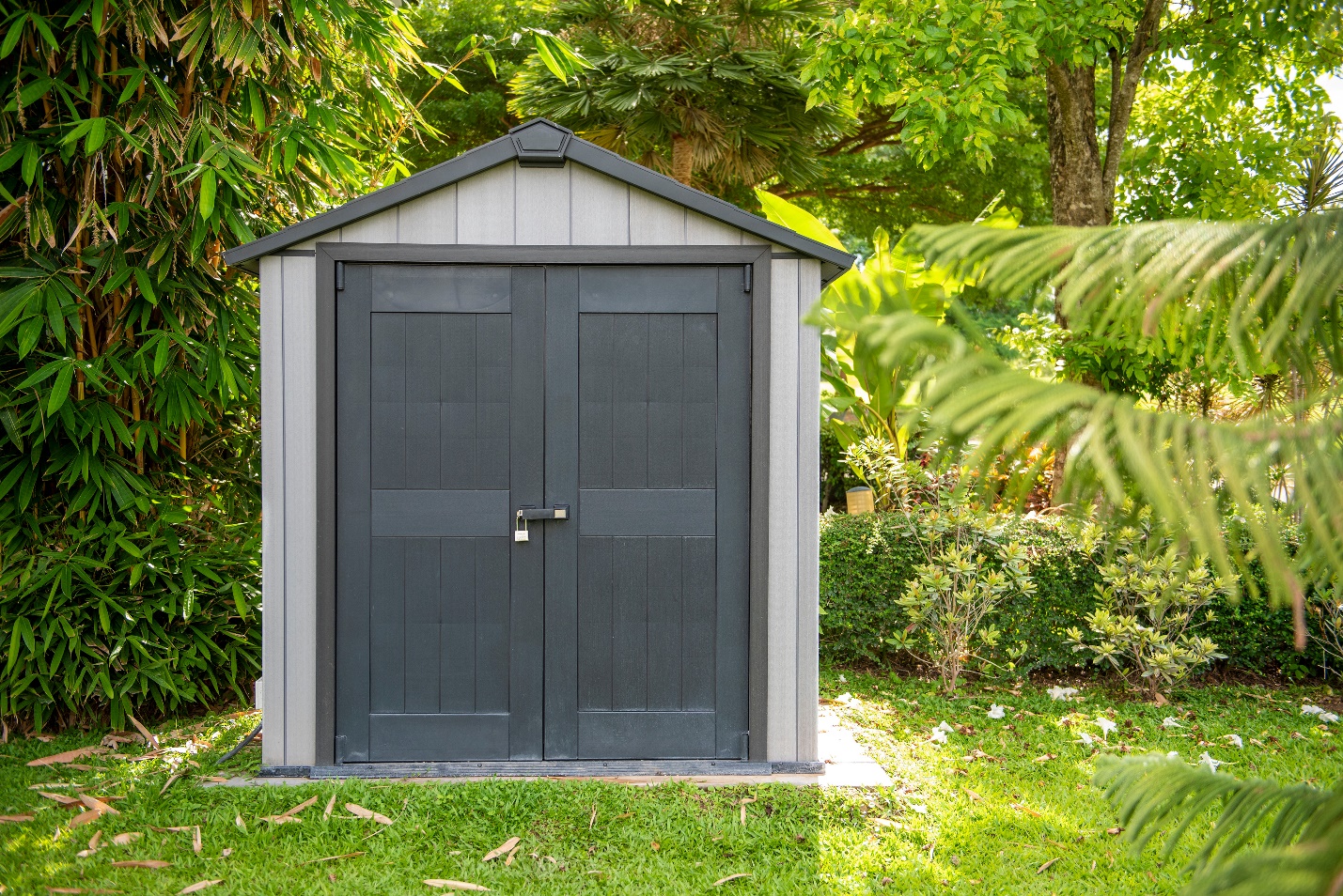 How to create an enclosure 2. Installation of fencing and tarpaulin. 