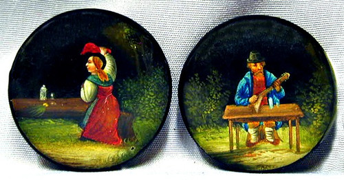There are no maker's marks. Both buttons are in excellent condition with normal crazing of the lacquer surface due to age. This does not affect the integrity of the lacquer or the painting.