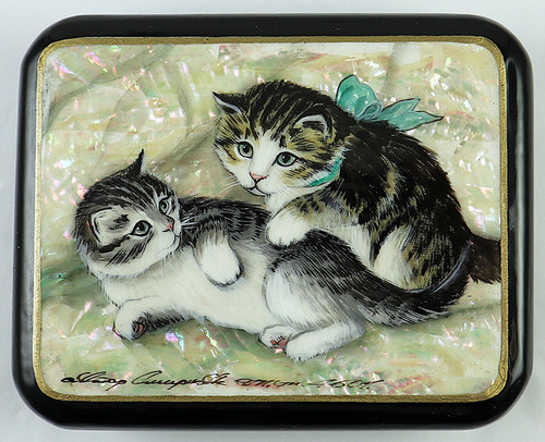 洋書 Russian Lacquered Miniatures Genuine USSR Russian Lacquer Round Box Palekh High Quality