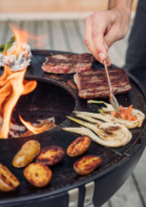 Outdoor cooking on the Höfats BOWL 57 Plancha – Cast‑Iron Griddle Ring Outdoor cooking on the Höfats BOWL 57 Plancha – Cast‑Iron Griddle Ring