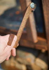 RB73 Quaruba L Mobile Outdoor Fireplace with 4-Sided Glass being opened by a hand