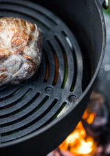 Petromax Cast-Iron Stack Grate GR-S30 – 30 cm round grate with three feet, shown in use in a dutch oven.