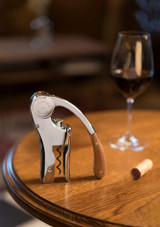 L’Atelier du Vin Oeno Motion Wood & Chrome – vertical lever corkscrew with walnut handle and chrome body, shown on a table.