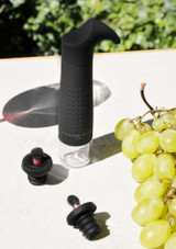 L’Atelier du Vin Gard’Vin ON/OFF – manual vacuum wine keeper with coated metal pump and visual seal indicator, shown on a table in use. L’Atelier du Vin Gard’Vin ON/OFF – manual vacuum wine keeper with coated metal pump and visual seal indicator, shown on a table in use.