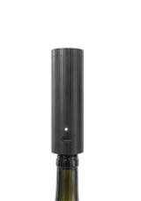 L’Atelier du Vin Gard’Vin ON/OFF – manual vacuum wine keeper with coated metal pump and visual seal indicator, shown on a white background in use.