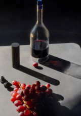 L’Atelier du Vin Gard’Vin ON/OFF – manual vacuum wine keeper with coated metal pump and visual seal indicator, shown on a table in use. L’Atelier du Vin Gard’Vin ON/OFF – manual vacuum wine keeper with coated metal pump and visual seal indicator, shown on a table in use.