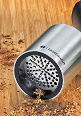 Zassenhaus Nutmeg & Spice Grinder DUO – close-up of sharp laser-cut grinding teeth and removable lid.