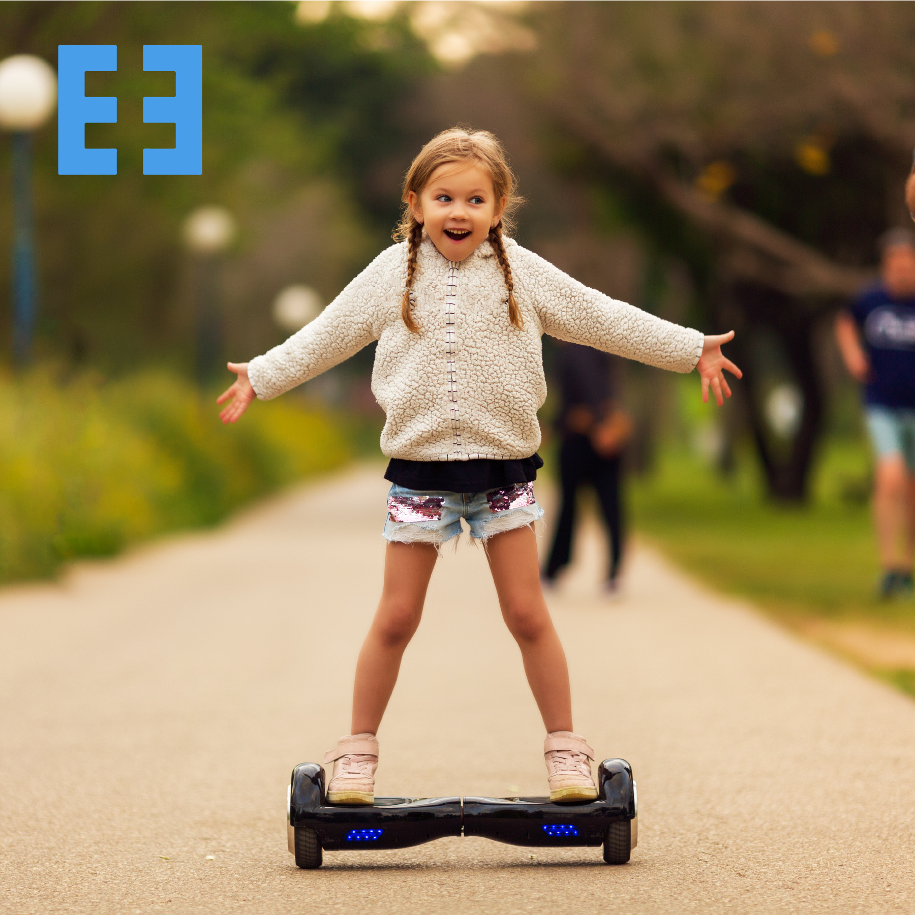 Enfant Actif à Cheval Sur Hoverboard électronique Blanc Moderne Dans Un  Parc De La Ville à L'automne Soigné Le Lac