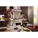 Cuisinière commerciale intelligente au gaz KitchenAid® avec plaque chauffante, 48 po KFGC558JAV