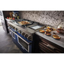 Cuisinière commerciale intelligente bicombustible KitchenAid® avec plaque chauffante, 48 po KFDC558JIB
