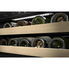 Kitchenaid® Centre de rafraîchissements avec porte en verre et porte-bouteilles à devant en métal - 24 po KUBR214KSB