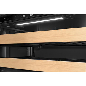 Kitchenaid® Centre de rafraîchissements avec porte en verre et porte-bouteilles à devant en bois - 24 po KUBR524SBE Kitchenaid® Centre de rafraîchissements avec porte en verre et porte-bouteilles à devant en bois - 24 po KUBR524SBE